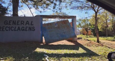 O portão teria sido arrombado pela Polícia Militar
