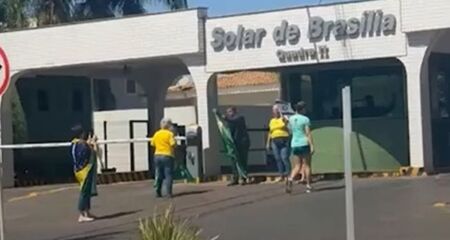 Com camisetas da Seleção Brasileira e bandeiras do Brasil e de Israel, cinco apoiadores foram à porta do condomínio neste domingo (10)