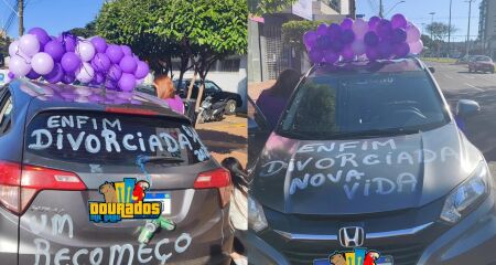 Mulher decorou o carro com balões e latinhas penduradas no para-choque para comemorar a conquista