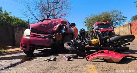 Moto e carro bateram de frente na Rua Santa Quitéria