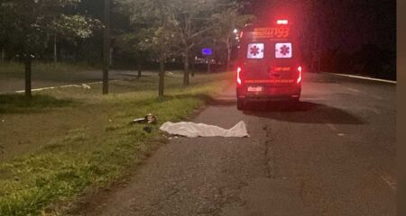 Acidente ocorreu na noite de quarta-feira (13); vítima foi encontrada com capacete e celular, além de pequena porção de maconha