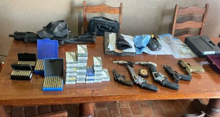 Armas e munições apreendidas na ação de hoje