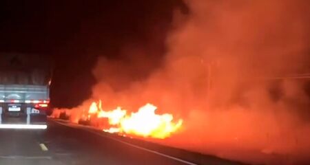 O incêndio foi registrado na noite de ontem
