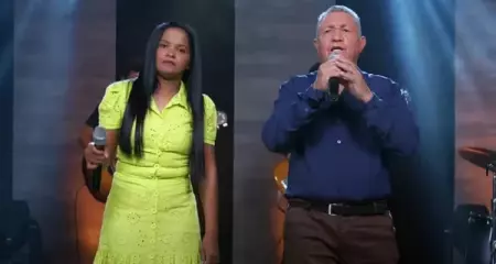 Mulher e namorado foram presos após investigações que apontaram viagem planejada e ameaças contra o filho das vítimas