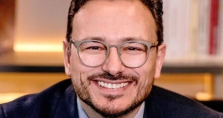 Conrado Paulino da Rosa é investigado por abusar sexualmente de ao menos 5 mulheres. Casos teriam ocorrido entre 2013 e 2025.