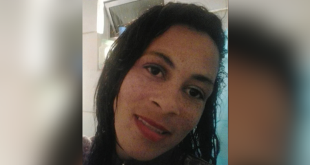 Criança teria dado facada na barriga da mãe após ser repreendida para parar de brincar na rua