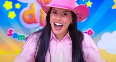 Pelas redes sociais, Ana Castela rebateu comentários de que teria mudado demais