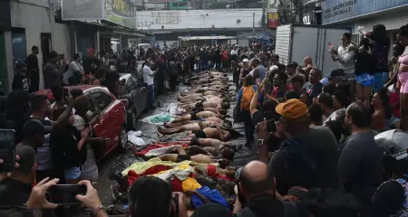 Mais de 60 cadáveres foram enfileirados na Praça São Lucas, na Penha
