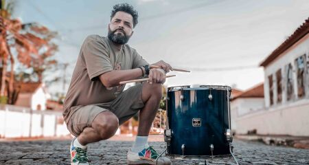 Artista campo-grandense antecipa estreia em carreira solo com pré-lançamento do 1&ordm; EP