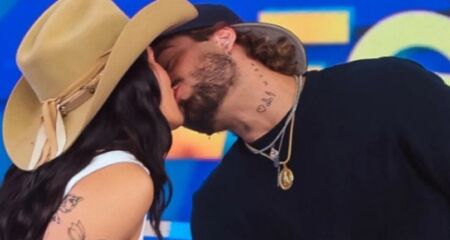 O cantor postou um carrossel de fotos ao lado da artista durante participação dos dois no Domingo Legal, do SBT