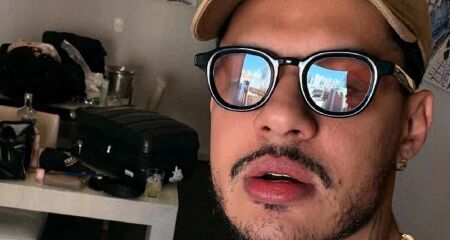 A informação foi apurada com exclusividade pela coluna. O cantor está internado desde a manhã dessa quinta-feira (2/10)