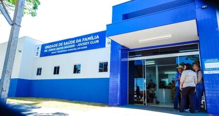 Sem insumos e estrutura, trabalhadores tentam manter atendimento enquanto filas e faltas se acumulam, afirma leitora