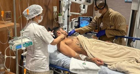 Assessoria do cantor revelou como foi a primeira noite de internação. Ele vai passar por uma reavaliação mais tarde