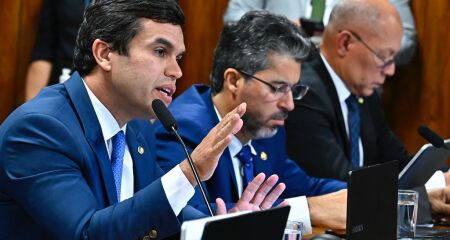 Deputado ainda interrogou sobre relação com Camisotti e criticou o silêncio de Fernando Cavalcanti, investigado por suposto envolvimento em esquema de desvios no INSS