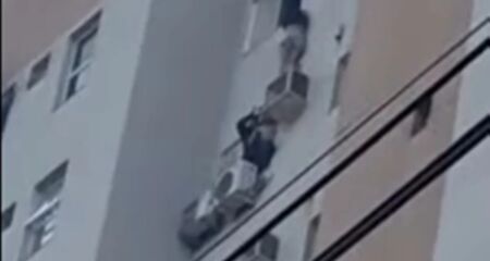 A mulher teve teve 90% do corpo queimado e está em estado grave no hospital. As outras duas vítimas também sofreram queimaduras