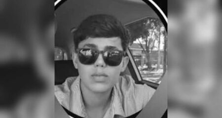 O carro em que Henrique estava bateu contra o muro de um condomínio; outras três pessoas ficaram feridas