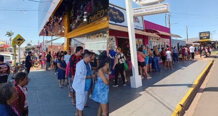 Moradores acordaram cedo para garantir produtos queridinhos, como os 'copos de blogueira', na nova unidade