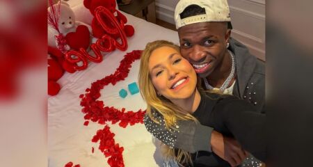 Depois da surpresa do pedido de namoro, preparada pelo jogador do Real Madrid, a influenciadora decidiu se declarar ao amado