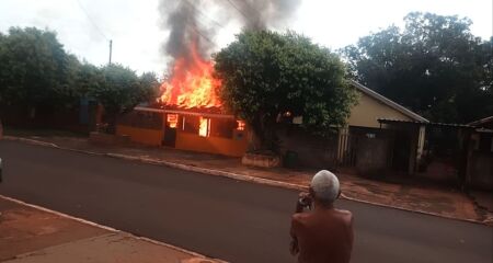 Casa é completamente tomada pelas chamas