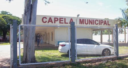 Mesmo com calor escaldante, pessoas passam sede durante velórios