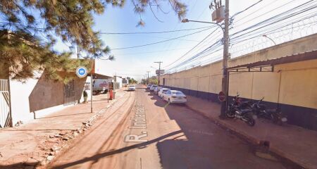 Vítima de 22 anos foi surpreendida por dupla enquanto caminhava para casa