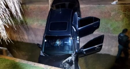 Veículo caiu no canal em frente a barzinho; motorista foi socorrido e encaminhado ao Hospital do Município 