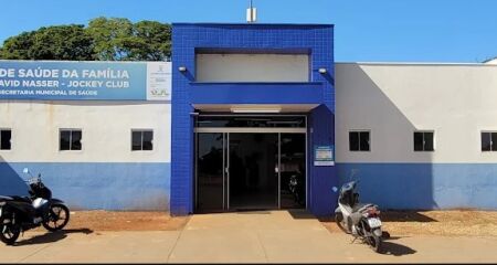 Filho afirma que mãe não conseguiu retirar resultados nem marcar retorno porque unidade ficou sem insumo básico; família relata também falta de remédios