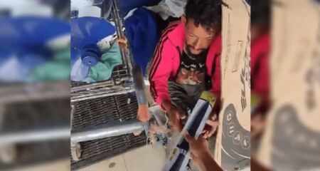 Vídeos publicados com tom "humorístico" mostram o rapaz entregando armas brancas; em um deles, homem corre atrás do brasiliense