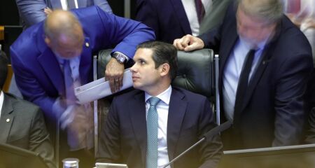 Hugo aditou votação para quarta-feira 