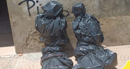 Posição dos sacos assustou moradores, que chegaram a acionar a polícia