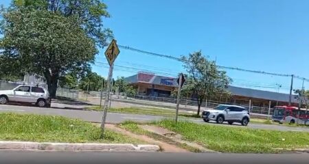 Trecho da avenida não possui faixa de pedestres, apesar da placa de travessia