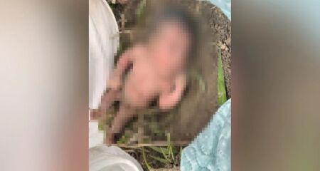 A criança estava sem roupas e ainda com o cordão umbilical. Ela foi resgatada na manhã dessa terça (26/11), sem ferimentos graves