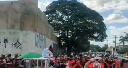 A briga começou em uma conveniência, mas terminou na frente da casa das vítimas