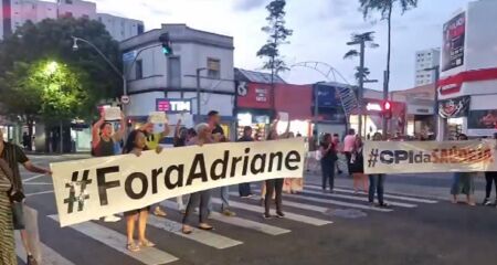 Manifestantes se reúnem em protesto pacífico para exigir a saída da prefeita e denunciar problemas na saúde e infraestrutura