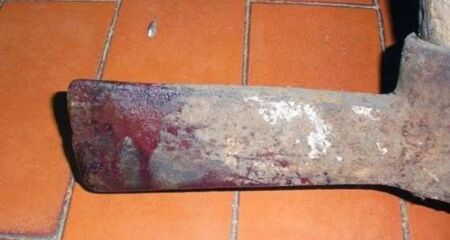 Após cometer o crime, o suspeito ainda fugiu com o carro da vítima, que foi localizado acidentado horas depois