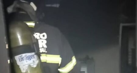 Parte da estrutura da casa foi comprometida devido às chamas