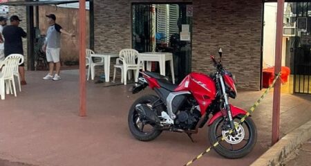 As vítimas tomavam cerveja em frente a uma conveniência quando foram alvejadas por uma dupla que chegou em uma motocicleta