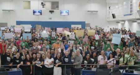 Audiência reuniu líderes comunitários, parlamentares e representantes dos governos para discutir regularização fundiária e anunciar novos investimentos