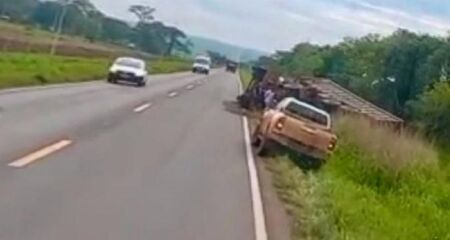 Parte da carga ficou espalhada às margens da rodovia