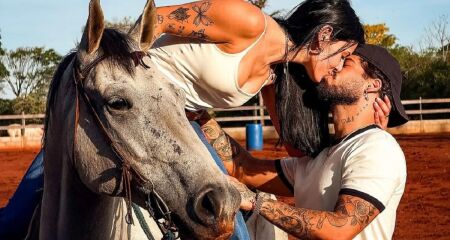 O cantor publicou uma foto beijando a Boiadeira, que está fazendo aniversário, em cima de um cavalo e falou sobre o seu amor por ela