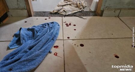 Manchas de sangue ficaram espalhadas pela casa da vítima