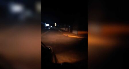 Segundo populares, a interrupção começou às 11h desta quarta-feira (5) e persiste, causando transtornos e insegurança à população.