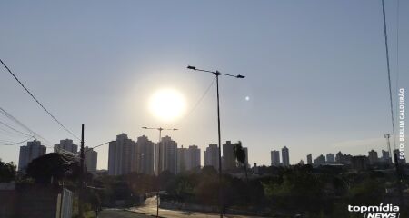 Capital amanhece com sol forte