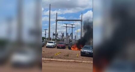 Uma pane elétrica em um dos veículos pode ter provocado o incêndio