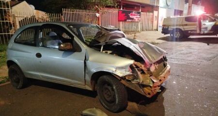 Celta fica destruído após bater em um poste