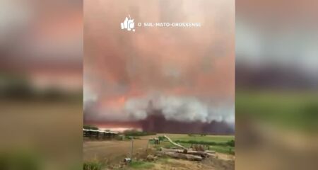 A nuvem foi causada pela chegada de um ciclone extratropical que atinge o país nos últimos dias