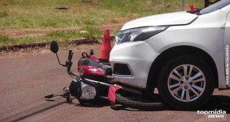 Ao tentar cruzar a Av. Tamandaré carro atropela motociclista