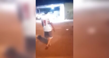 Em vídeo divulgado nas redes sociais, é possível ouvir ameaças e xingamentos enquanto pedras são arremessadas contra a viatura