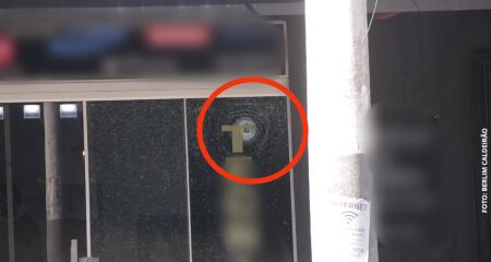 Tiros atingiram porta de vidro do estabelecimento; ninguém ficou ferido