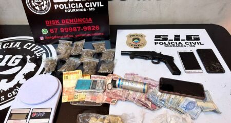 Materiais apreendidos durante ação policial em residência na Vila Cachoeirinha, em Dourados